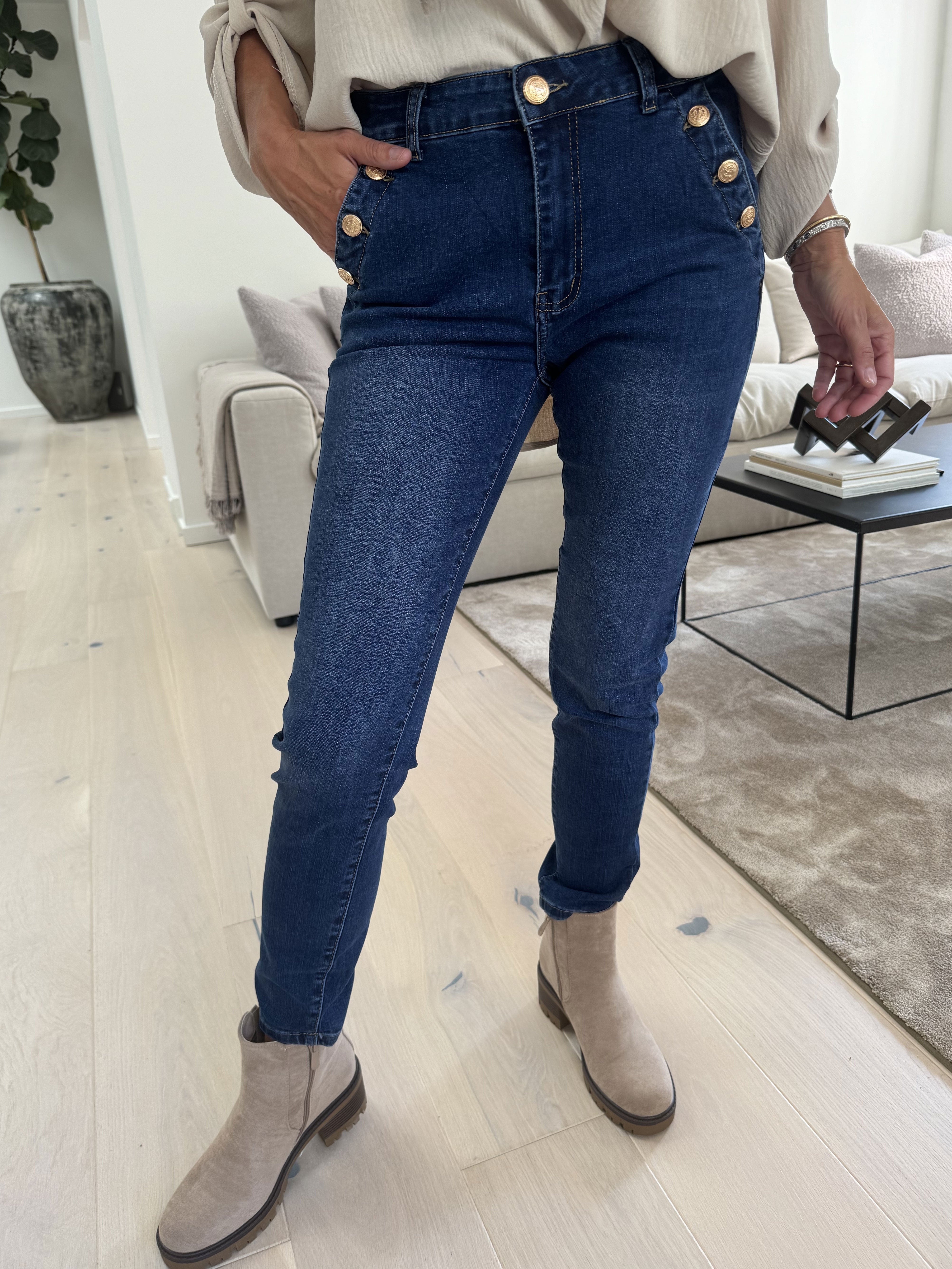 Anthea - Jeans med guldknappar